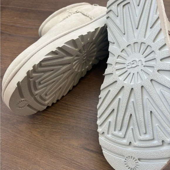 UGG Women's Classic Ultra Mini Boots - Picture 4 of 5